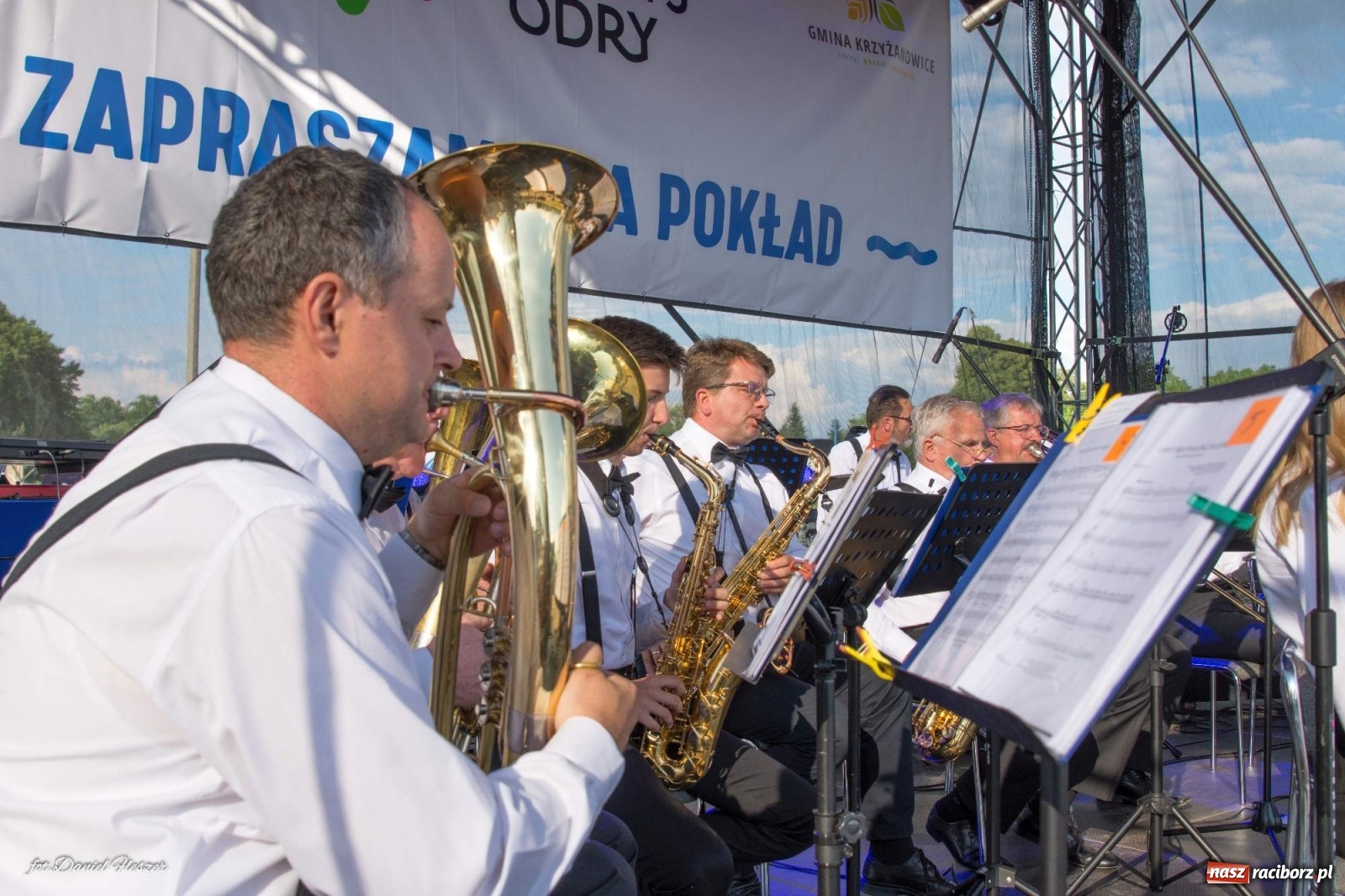 Zdjęcie w galerii na portalu naszraciborz.pl: Majka Jeżowska i laserowa rewia kolorów w Chałupkach wiadomości z regionu