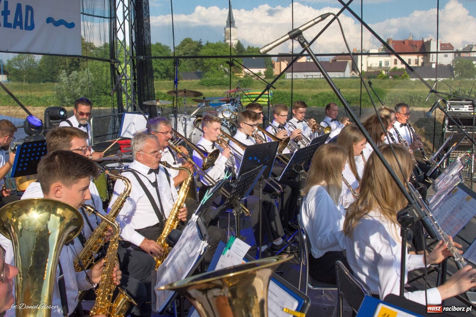 Zdjęcie w galerii na portalu naszraciborz.pl: Majka Jeżowska i laserowa rewia kolorów w Chałupkach wiadomości z regionu