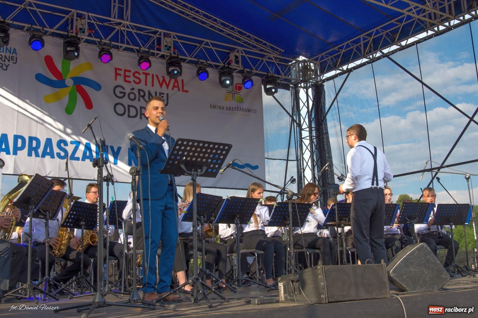 Zdjęcie w galerii na portalu naszraciborz.pl: Majka Jeżowska i laserowa rewia kolorów w Chałupkach wiadomości z regionu