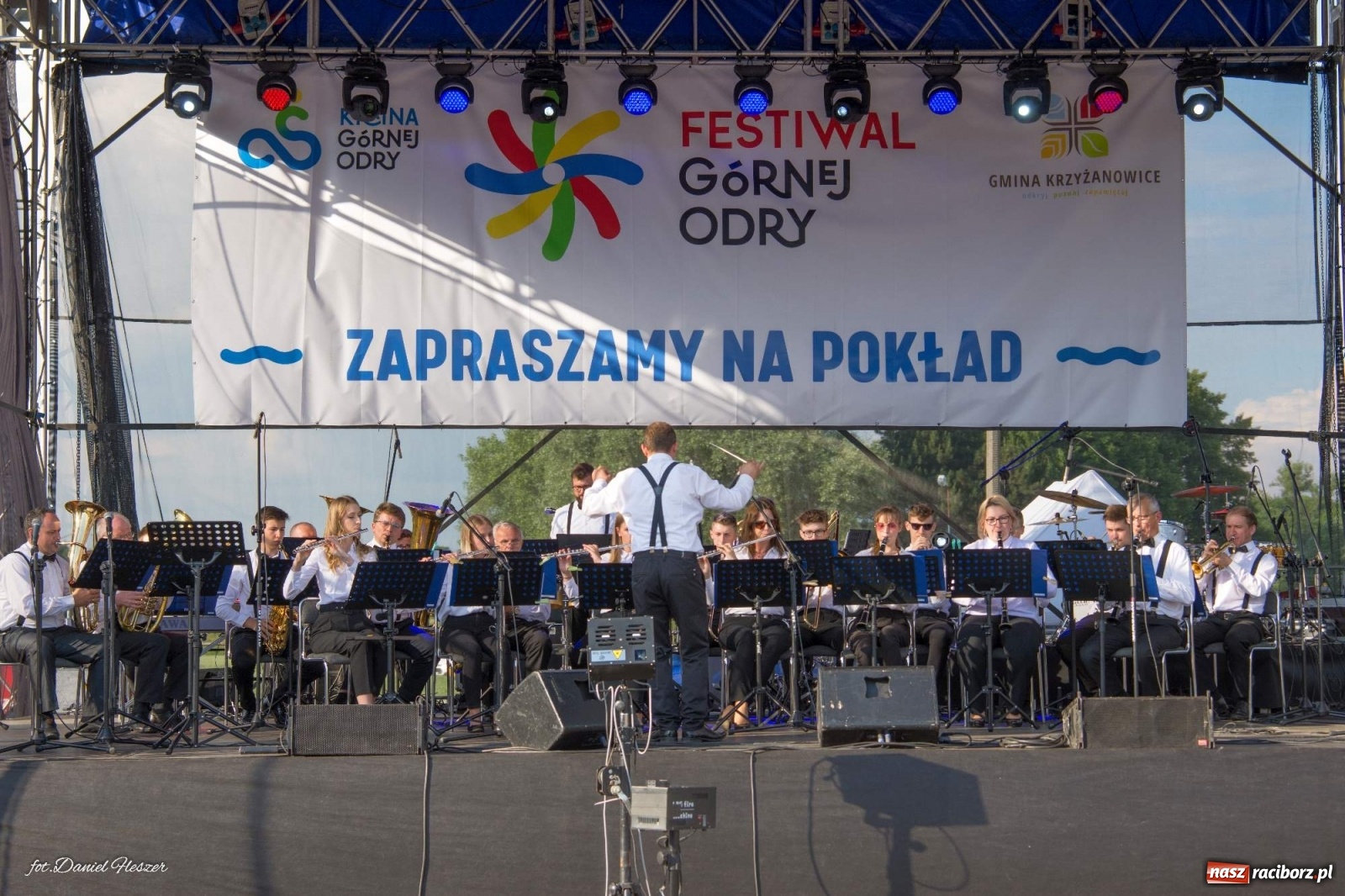 Zdjęcie w galerii na portalu naszraciborz.pl: Majka Jeżowska i laserowa rewia kolorów w Chałupkach wiadomości z regionu