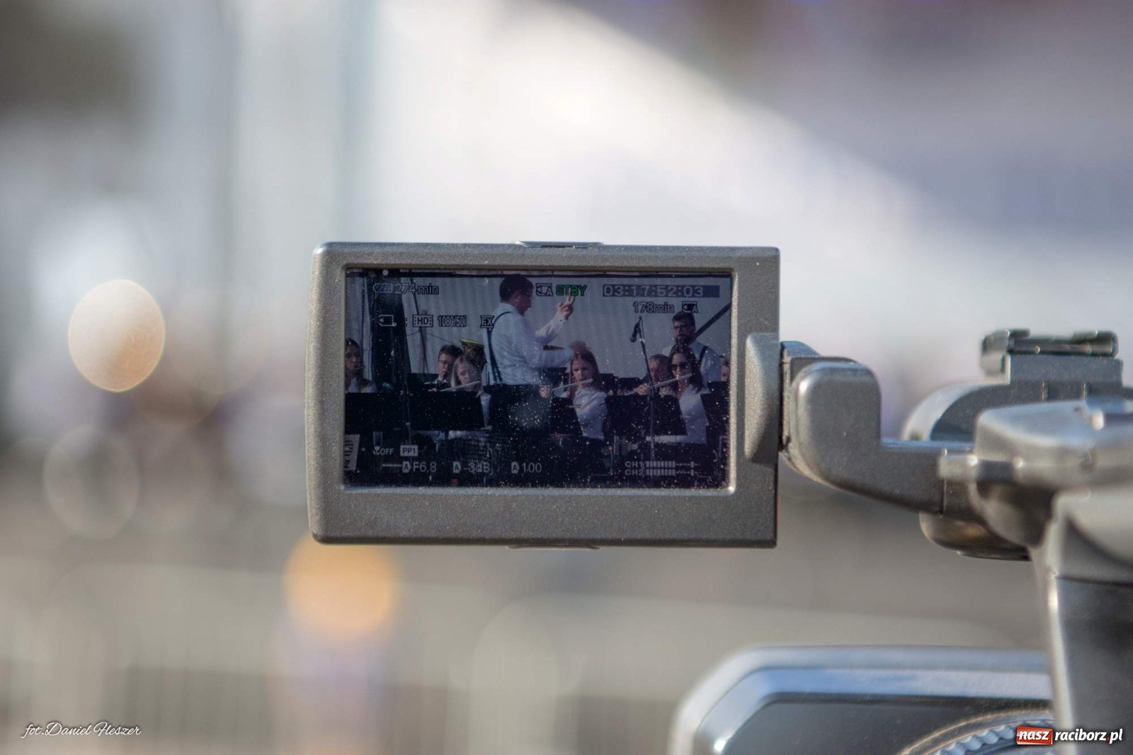 Zdjęcie w galerii na portalu naszraciborz.pl: Majka Jeżowska i laserowa rewia kolorów w Chałupkach wiadomości z regionu