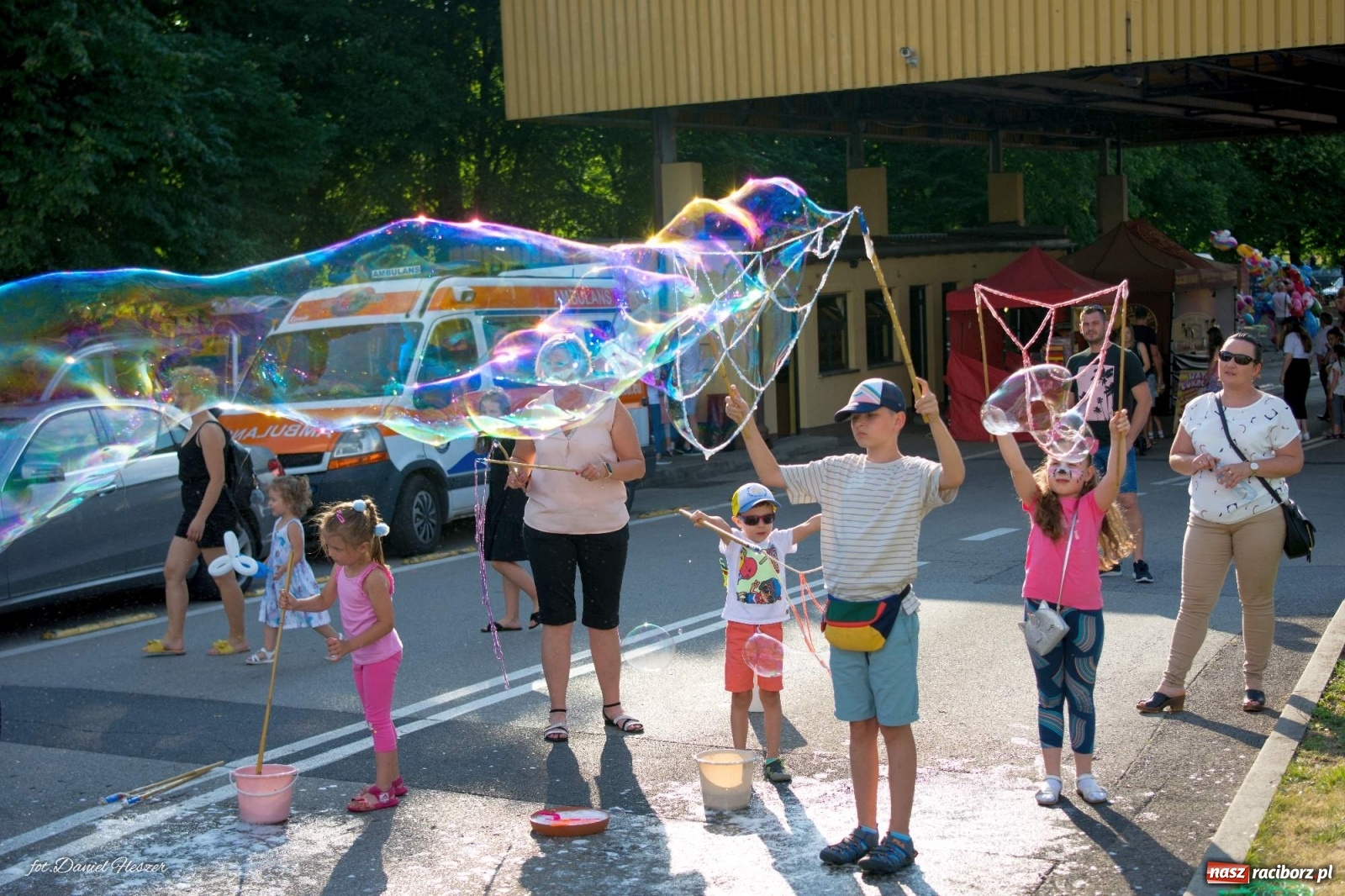 Zdjęcie w galerii na portalu naszraciborz.pl: Majka Jeżowska i laserowa rewia kolorów w Chałupkach wiadomości z regionu
