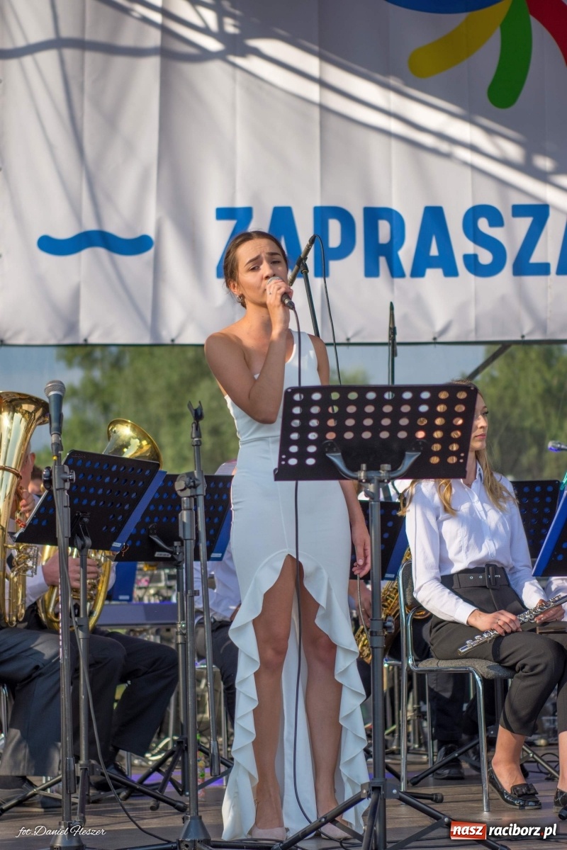 Zdjęcie w galerii na portalu naszraciborz.pl: Majka Jeżowska i laserowa rewia kolorów w Chałupkach wiadomości z regionu