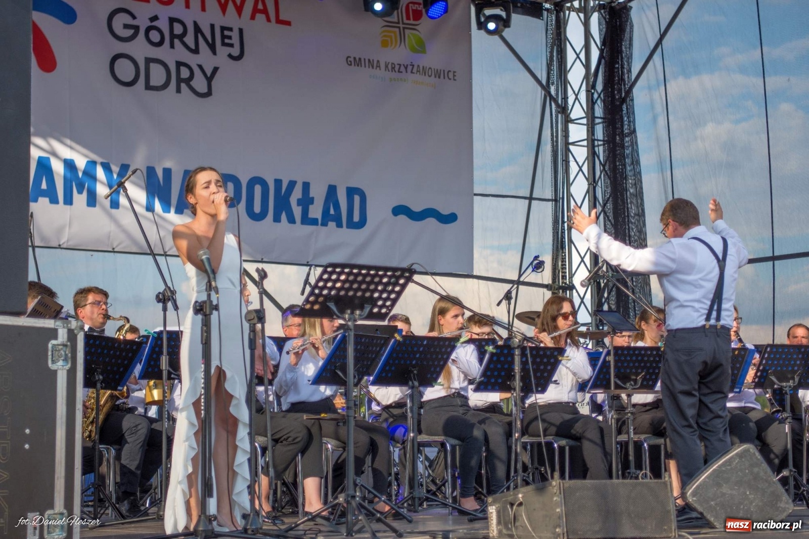 Zdjęcie w galerii na portalu naszraciborz.pl: Majka Jeżowska i laserowa rewia kolorów w Chałupkach wiadomości z regionu