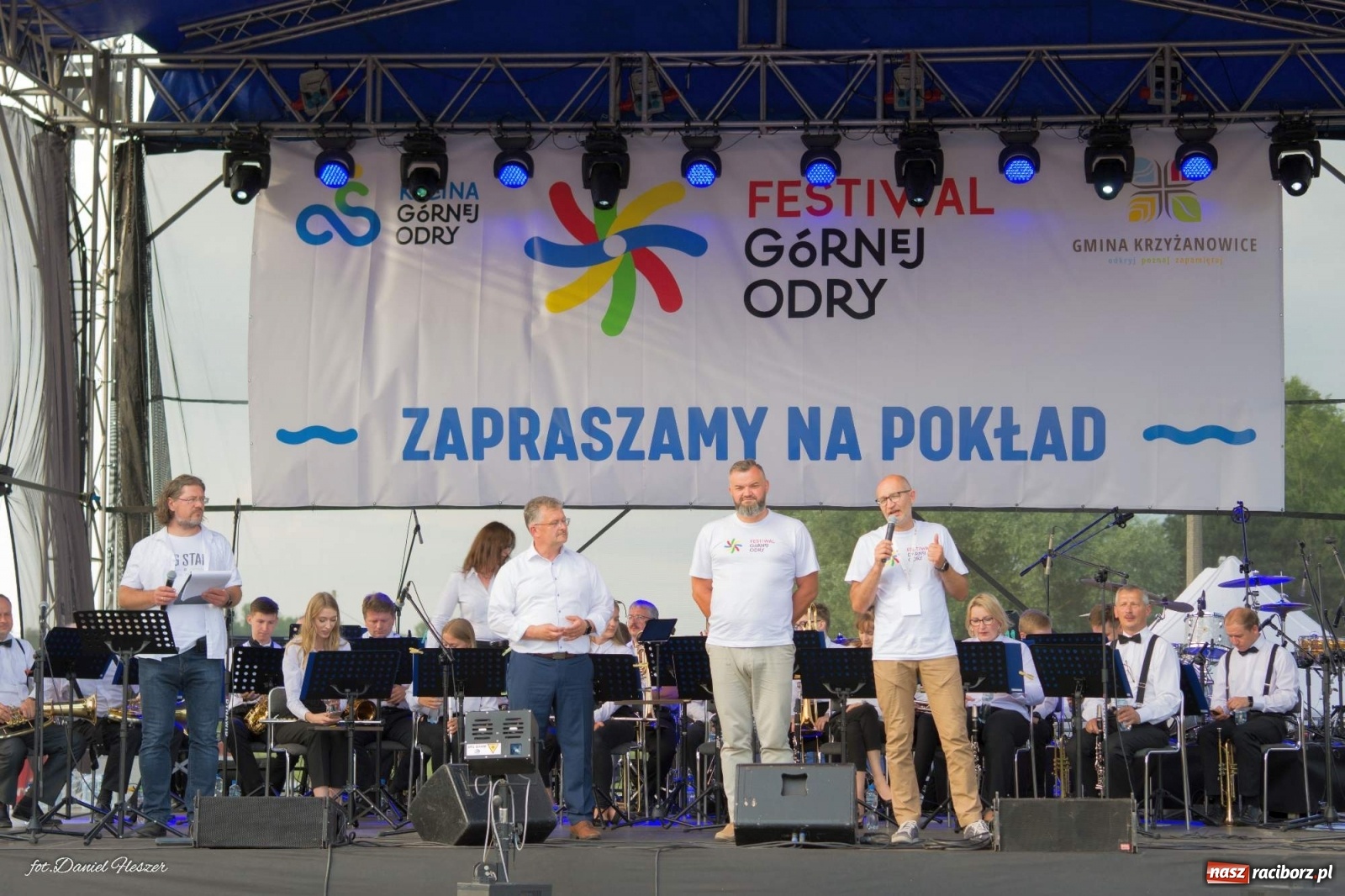 Zdjęcie w galerii na portalu naszraciborz.pl: Majka Jeżowska i laserowa rewia kolorów w Chałupkach wiadomości z regionu