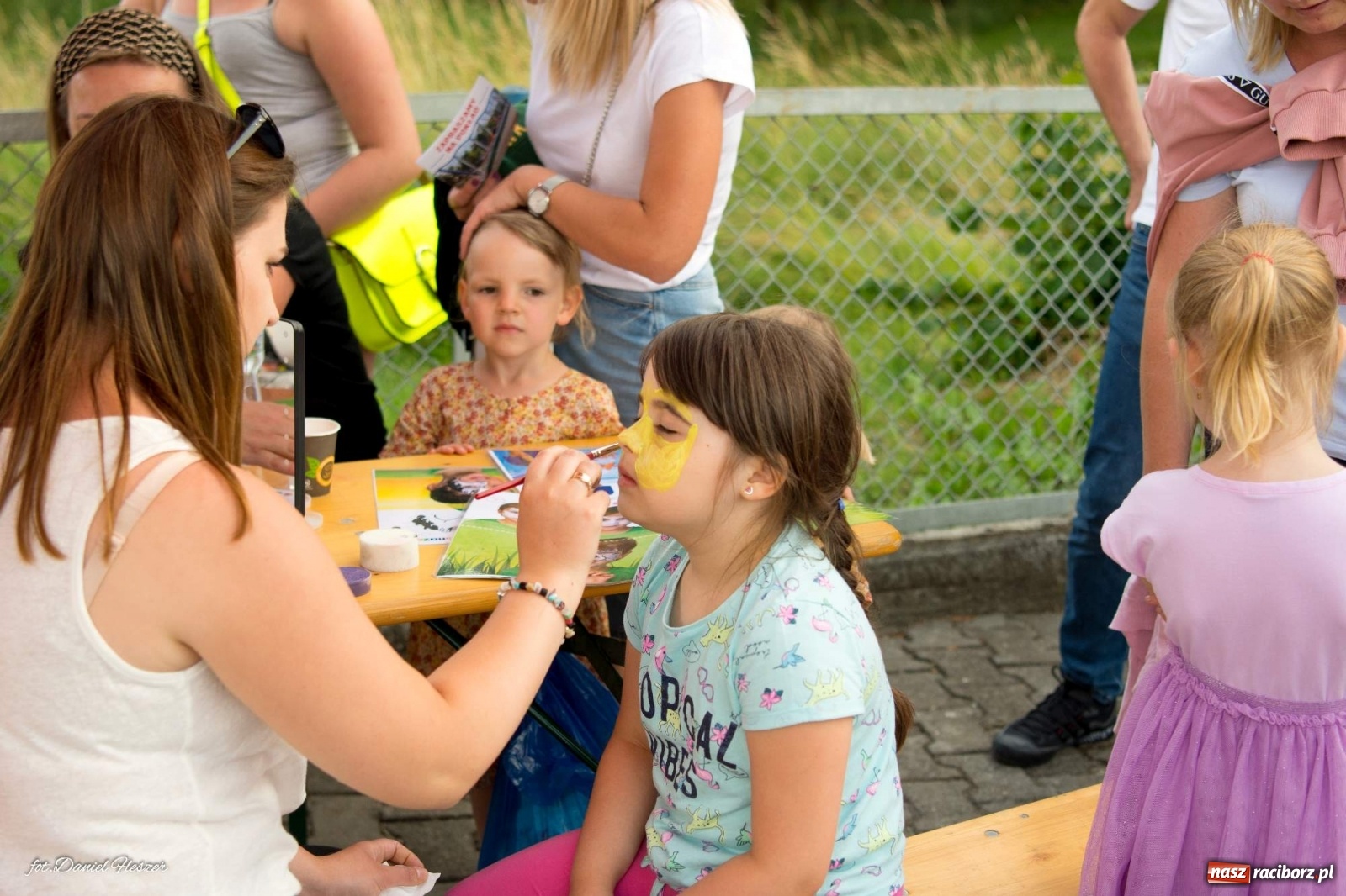 Zdjęcie w galerii na portalu naszraciborz.pl: Majka Jeżowska i laserowa rewia kolorów w Chałupkach wiadomości z regionu