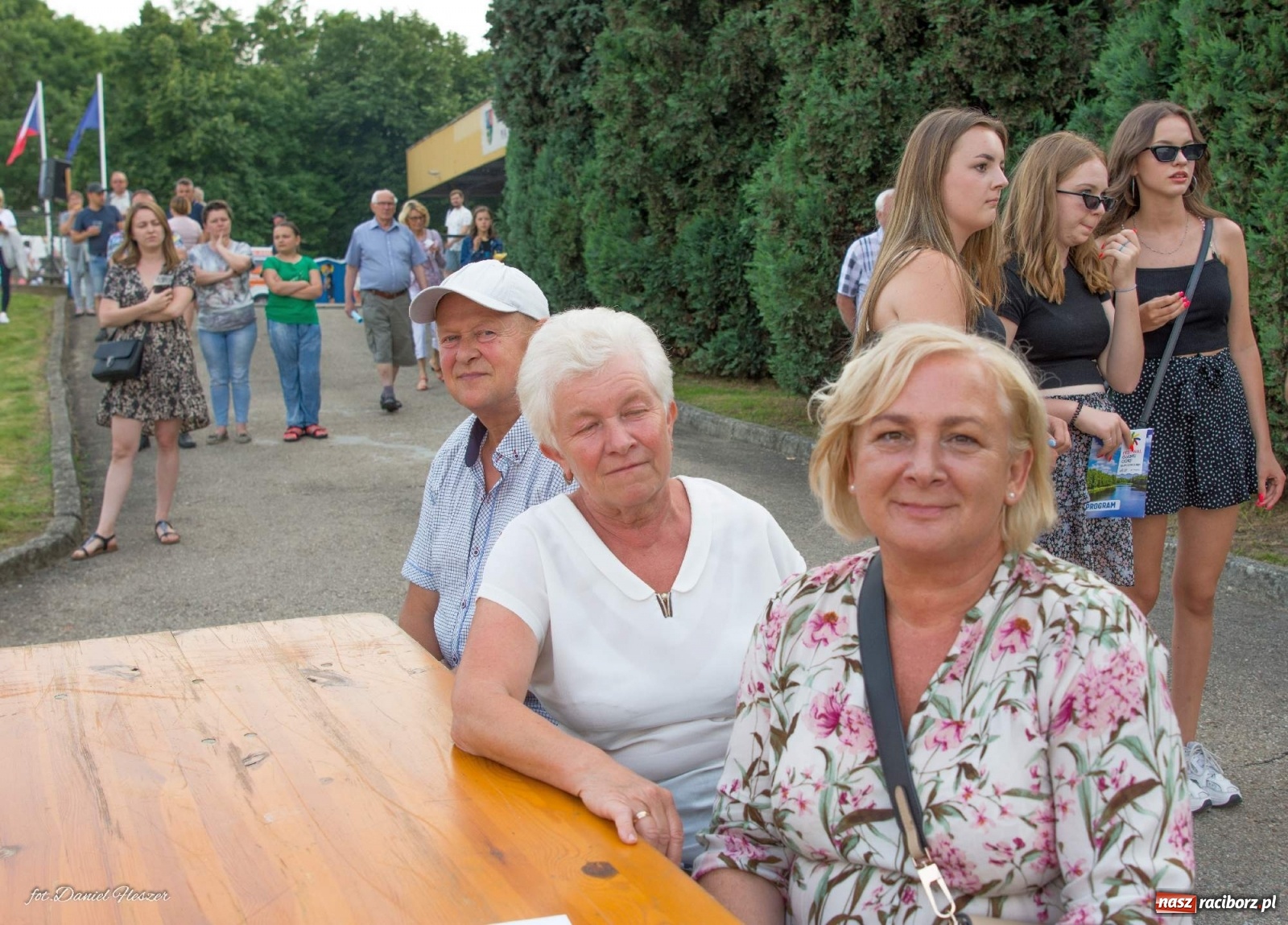 Zdjęcie w galerii na portalu naszraciborz.pl: Majka Jeżowska i laserowa rewia kolorów w Chałupkach wiadomości z regionu