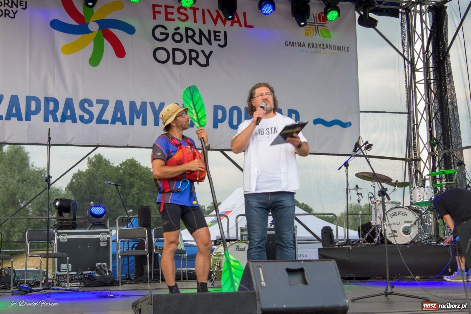 Zdjęcie w galerii na portalu naszraciborz.pl: Majka Jeżowska i laserowa rewia kolorów w Chałupkach wiadomości z regionu