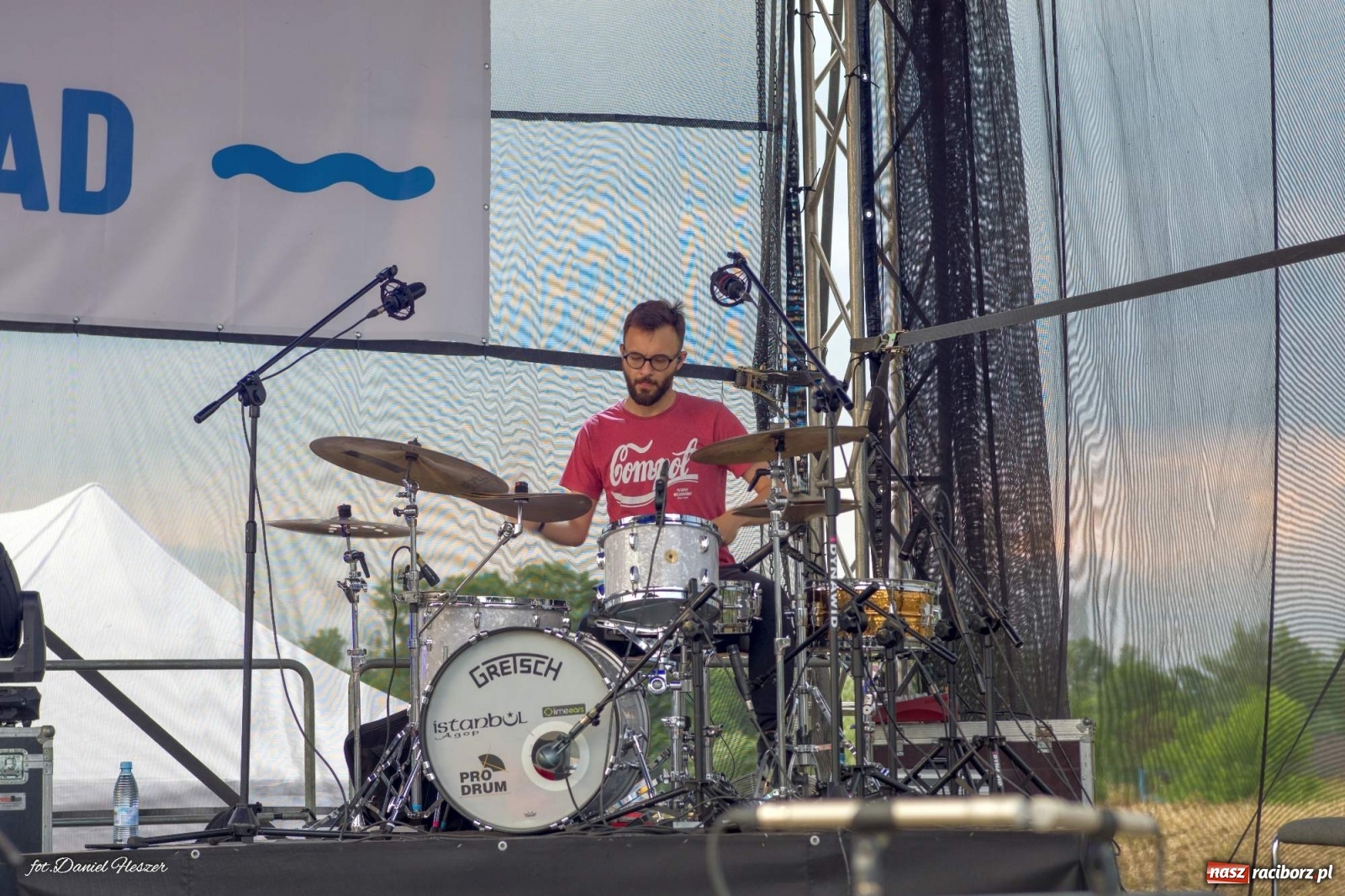 Zdjęcie w galerii na portalu naszraciborz.pl: Majka Jeżowska i laserowa rewia kolorów w Chałupkach wiadomości z regionu