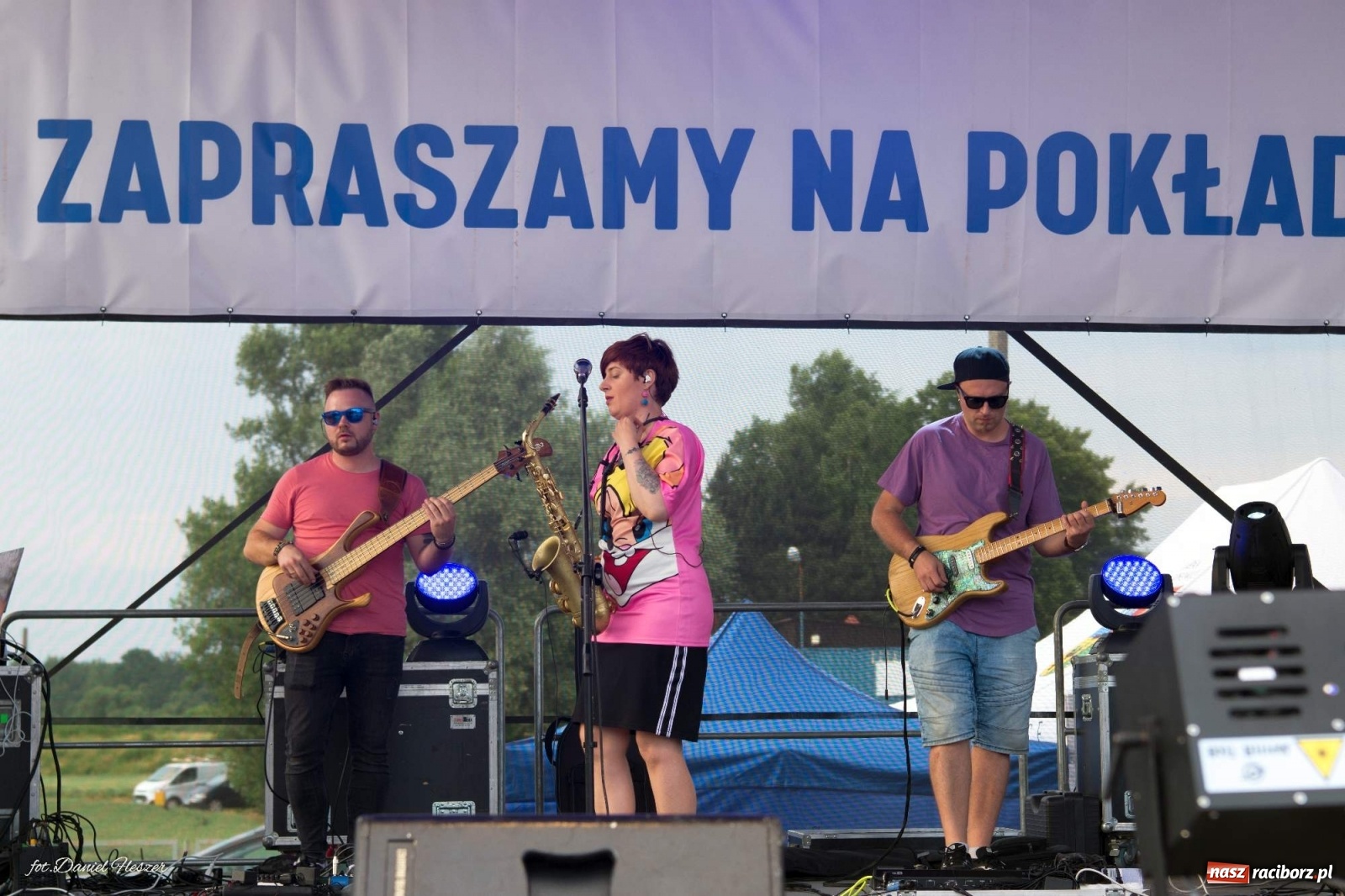 Zdjęcie w galerii na portalu naszraciborz.pl: Majka Jeżowska i laserowa rewia kolorów w Chałupkach wiadomości z regionu