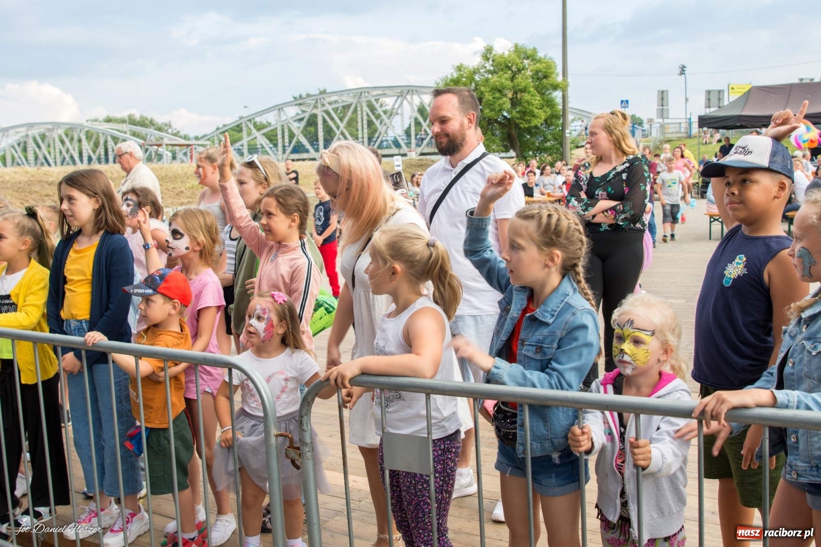 Zdjęcie w galerii na portalu naszraciborz.pl: Majka Jeżowska i laserowa rewia kolorów w Chałupkach wiadomości z regionu
