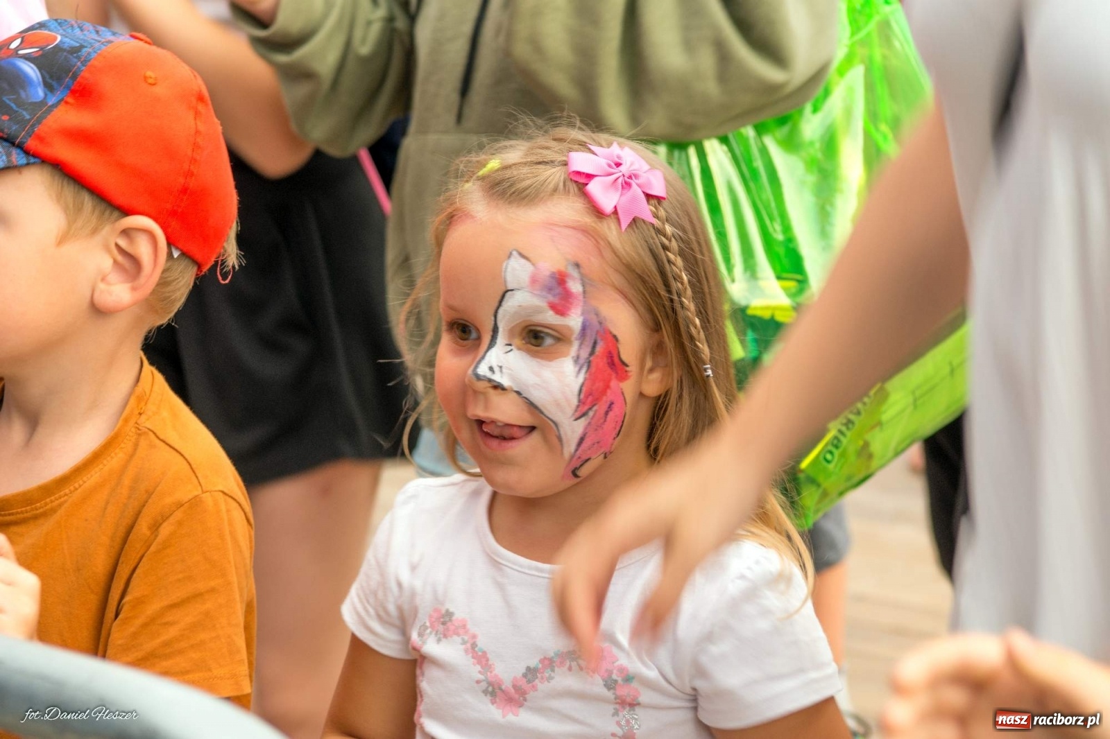 Zdjęcie w galerii na portalu naszraciborz.pl: Majka Jeżowska i laserowa rewia kolorów w Chałupkach wiadomości z regionu