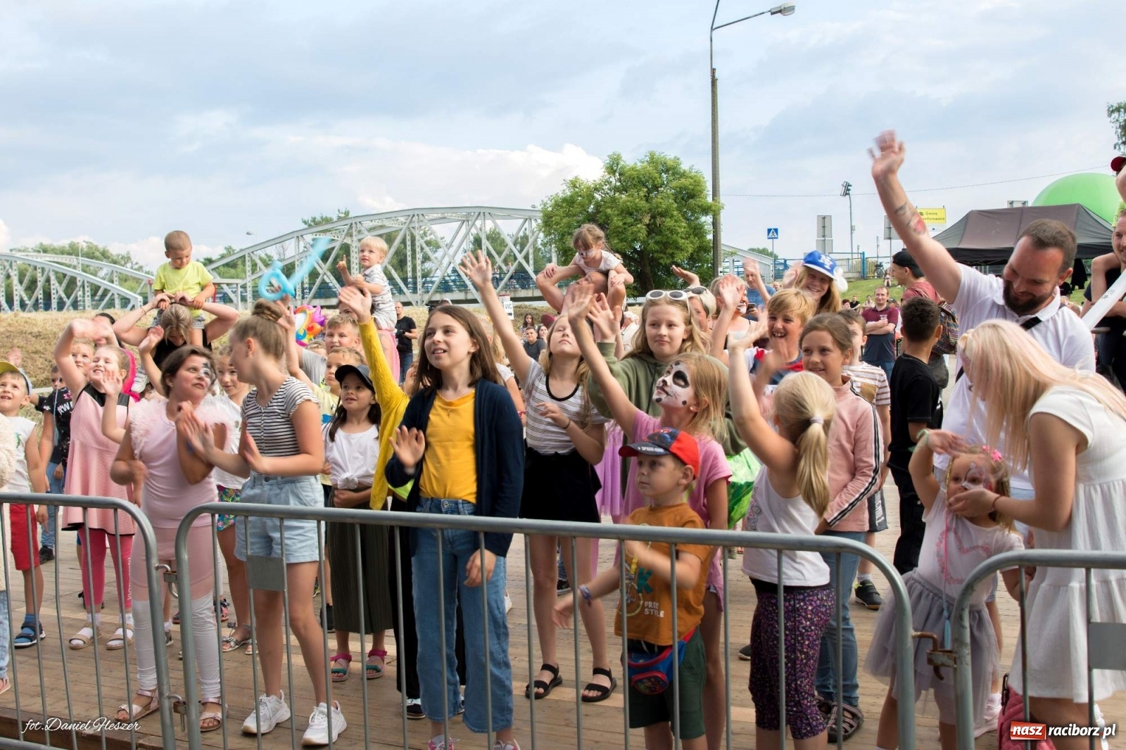 Zdjęcie w galerii na portalu naszraciborz.pl: Majka Jeżowska i laserowa rewia kolorów w Chałupkach wiadomości z regionu