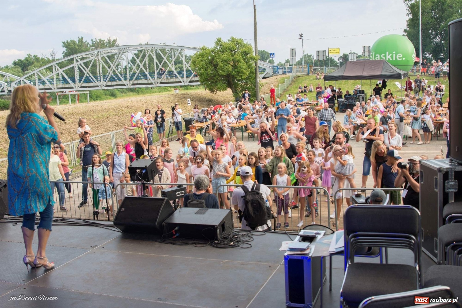 Zdjęcie w galerii na portalu naszraciborz.pl: Majka Jeżowska i laserowa rewia kolorów w Chałupkach wiadomości z regionu