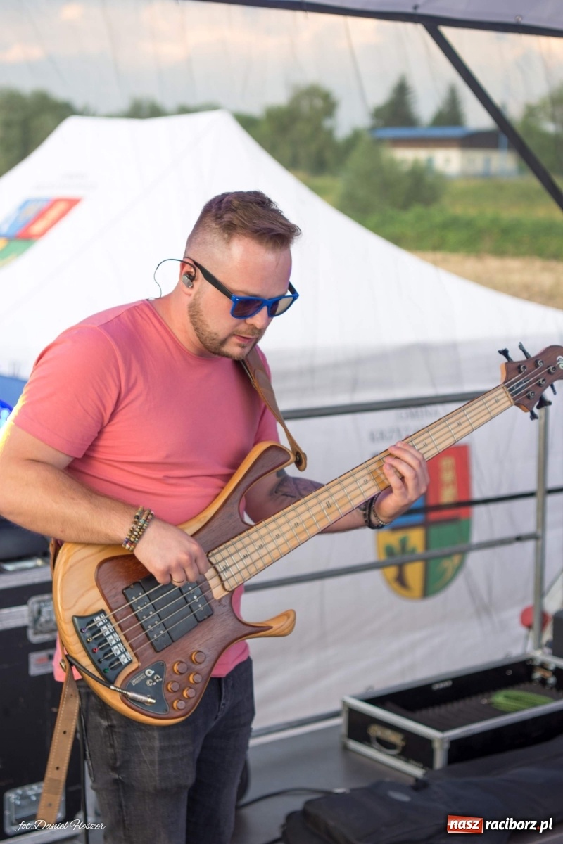 Zdjęcie w galerii na portalu naszraciborz.pl: Majka Jeżowska i laserowa rewia kolorów w Chałupkach wiadomości z regionu