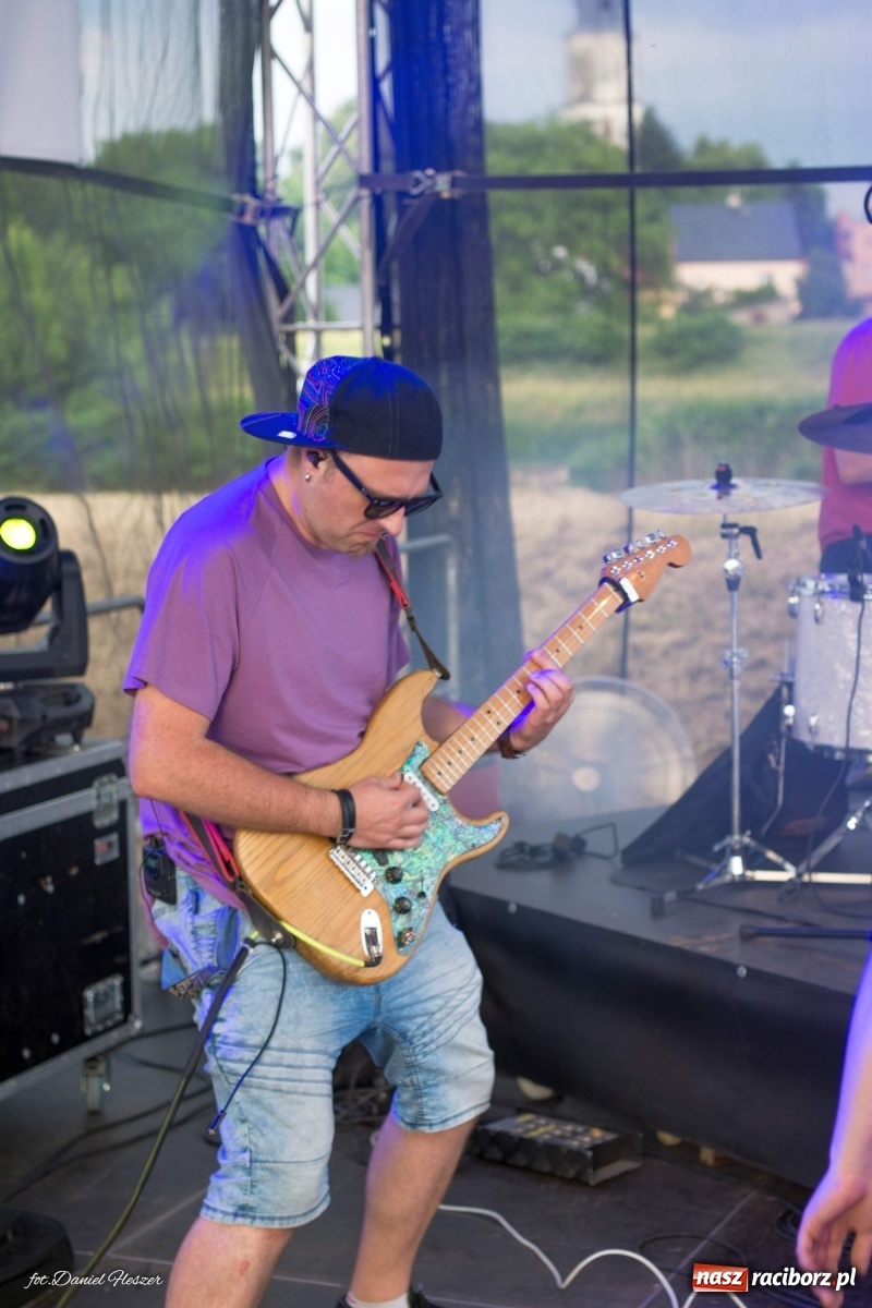 Zdjęcie w galerii na portalu naszraciborz.pl: Majka Jeżowska i laserowa rewia kolorów w Chałupkach wiadomości z regionu