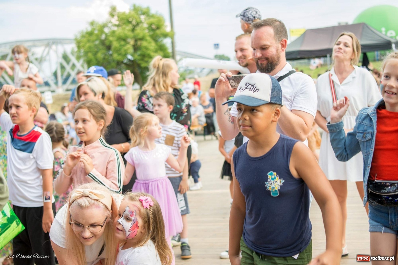 Zdjęcie w galerii na portalu naszraciborz.pl: Majka Jeżowska i laserowa rewia kolorów w Chałupkach wiadomości z regionu