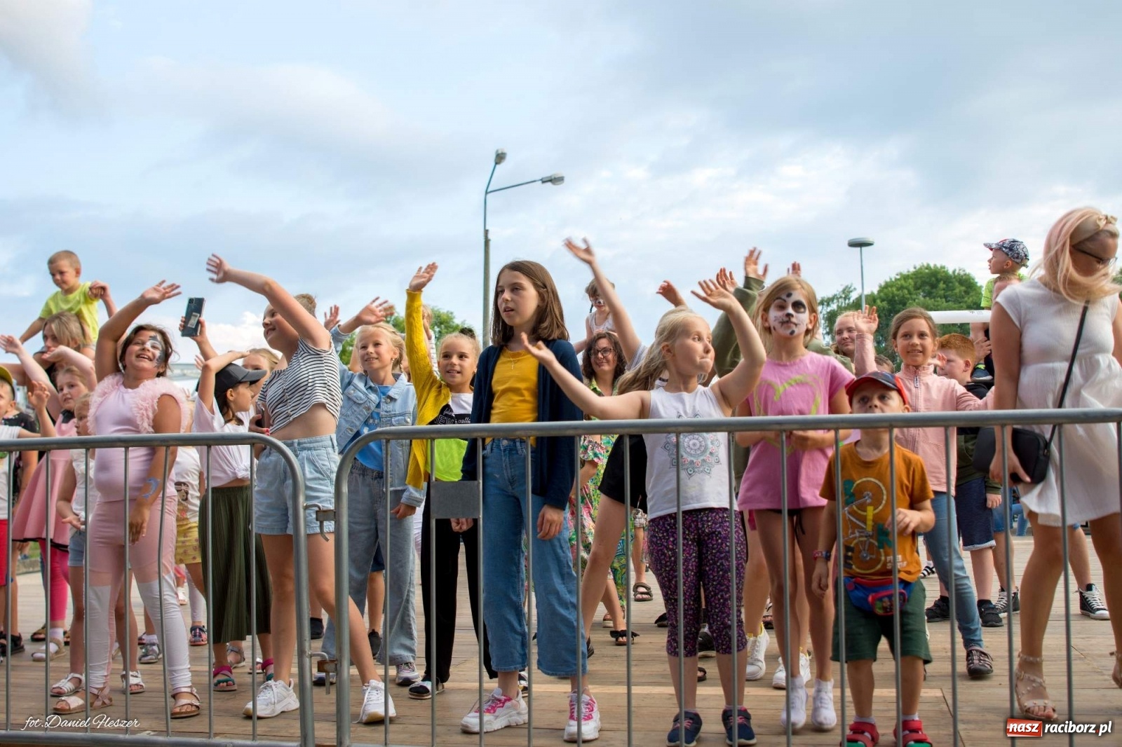 Zdjęcie w galerii na portalu naszraciborz.pl: Majka Jeżowska i laserowa rewia kolorów w Chałupkach wiadomości z regionu