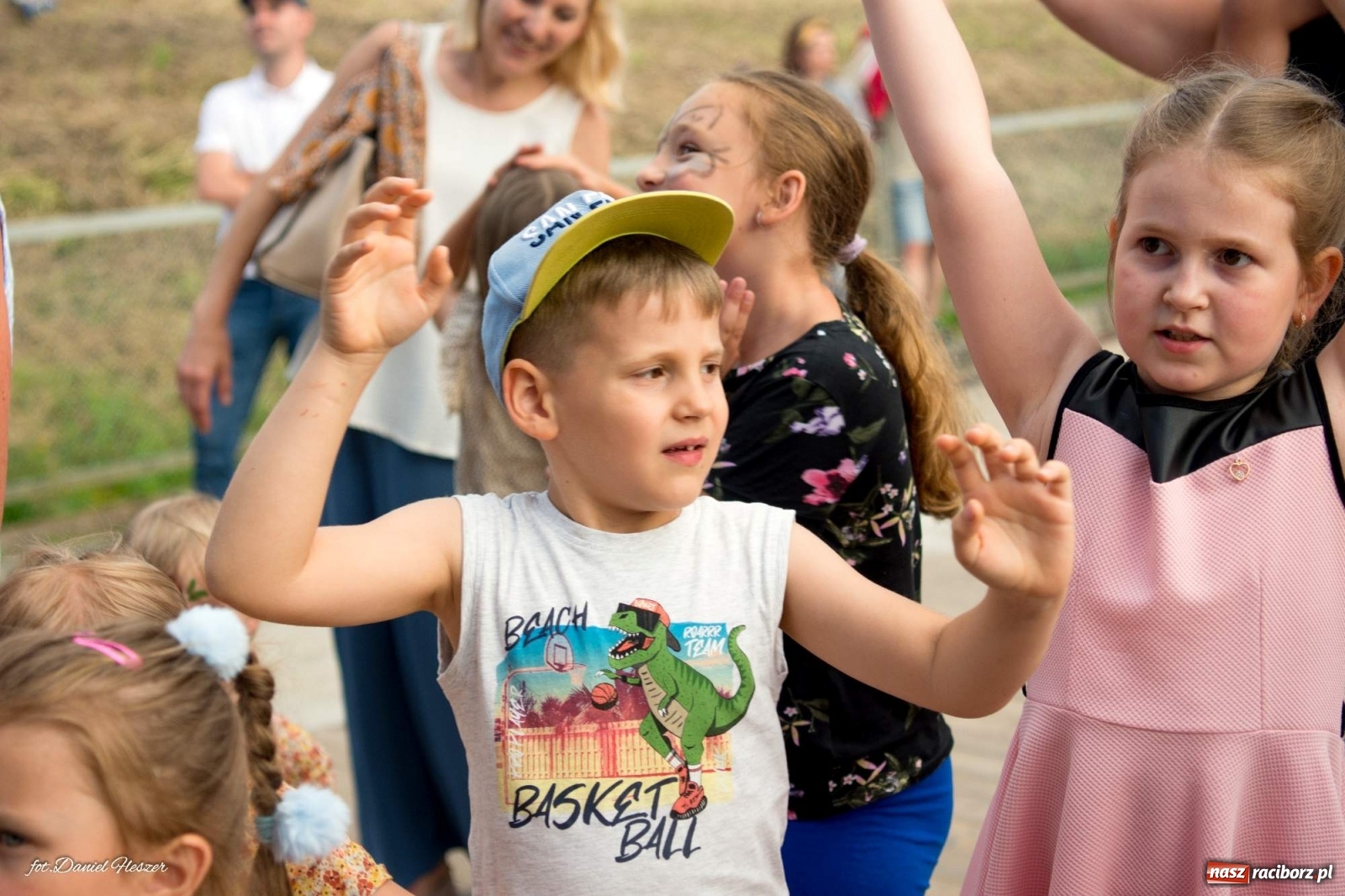 Zdjęcie w galerii na portalu naszraciborz.pl: Majka Jeżowska i laserowa rewia kolorów w Chałupkach wiadomości z regionu
