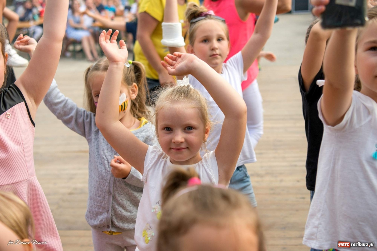 Zdjęcie w galerii na portalu naszraciborz.pl: Majka Jeżowska i laserowa rewia kolorów w Chałupkach wiadomości z regionu