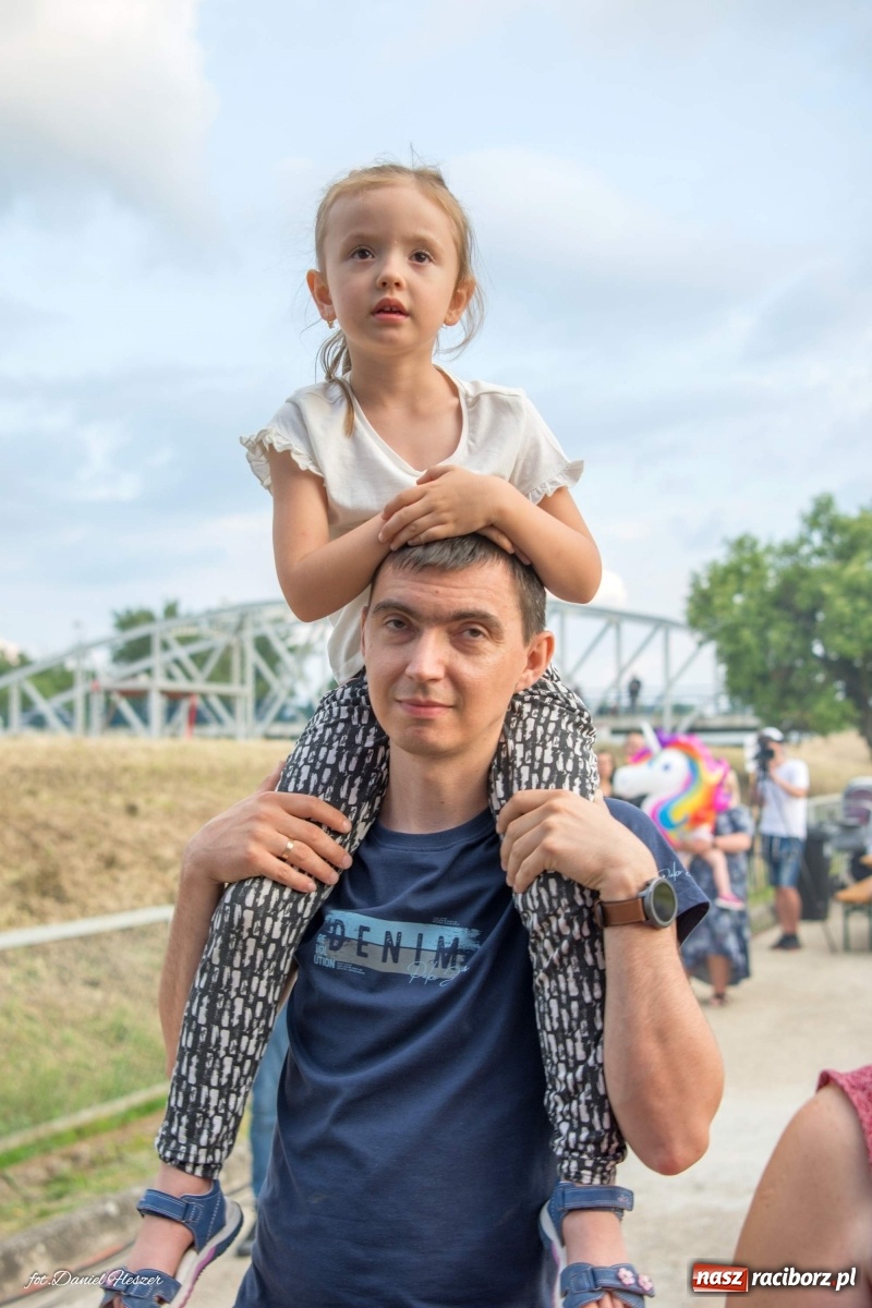 Zdjęcie w galerii na portalu naszraciborz.pl: Majka Jeżowska i laserowa rewia kolorów w Chałupkach wiadomości z regionu