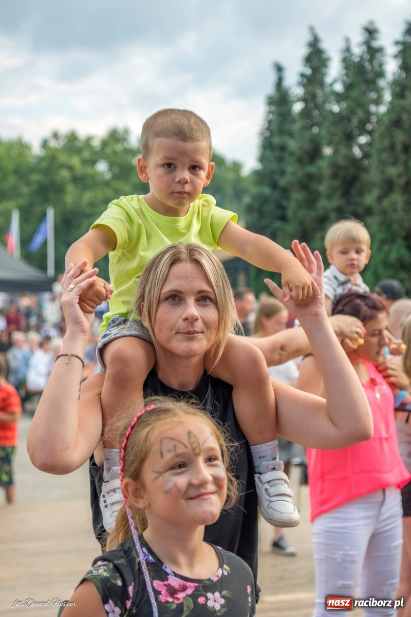 Zdjęcie w galerii na portalu naszraciborz.pl: Majka Jeżowska i laserowa rewia kolorów w Chałupkach wiadomości z regionu