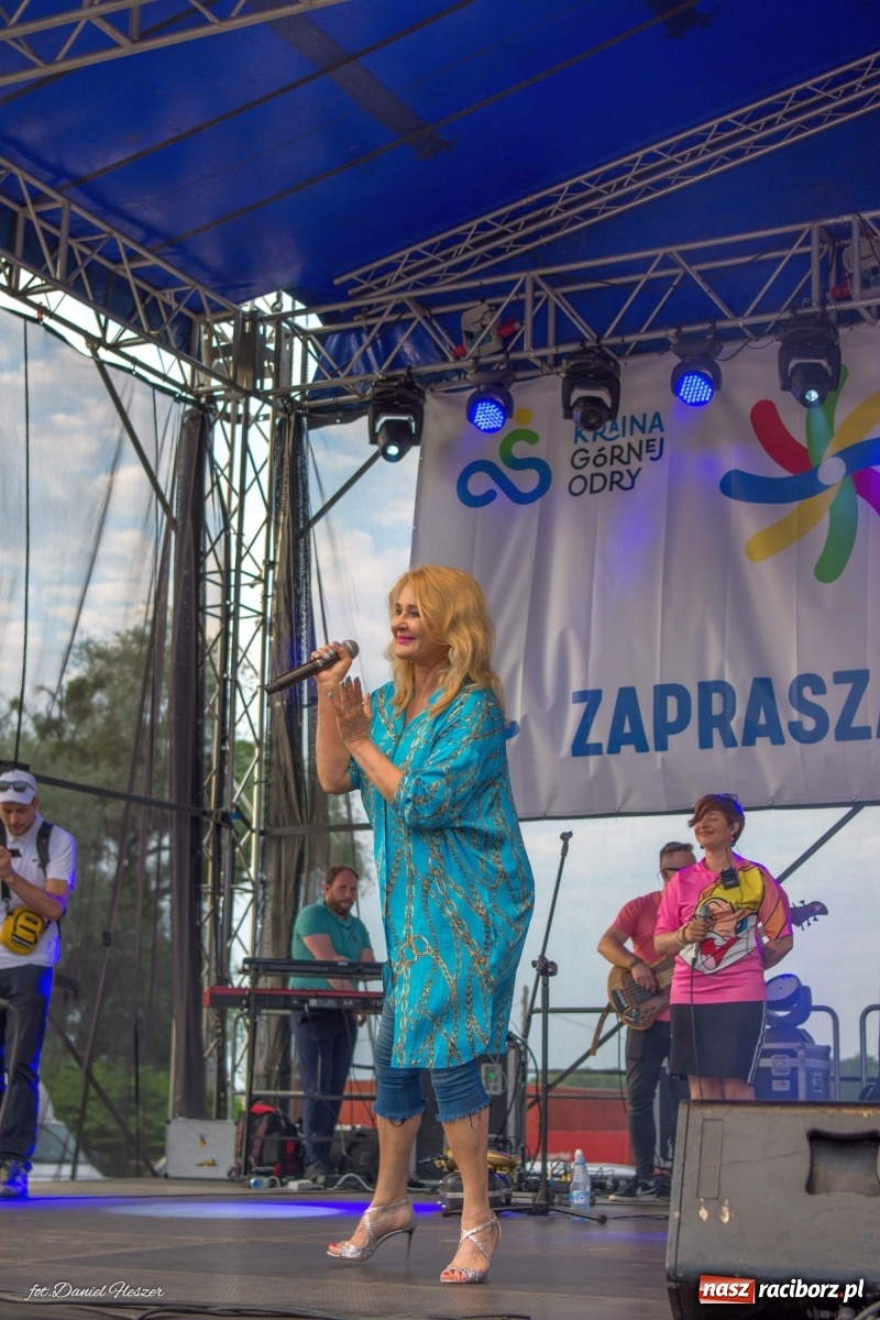 Zdjęcie w galerii na portalu naszraciborz.pl: Majka Jeżowska i laserowa rewia kolorów w Chałupkach wiadomości z regionu