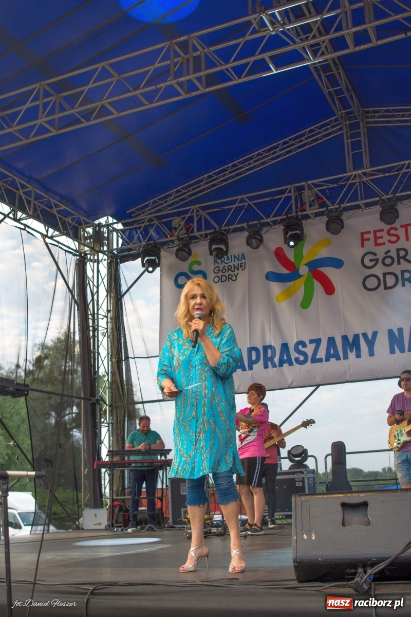 Zdjęcie w galerii na portalu naszraciborz.pl: Majka Jeżowska i laserowa rewia kolorów w Chałupkach wiadomości z regionu