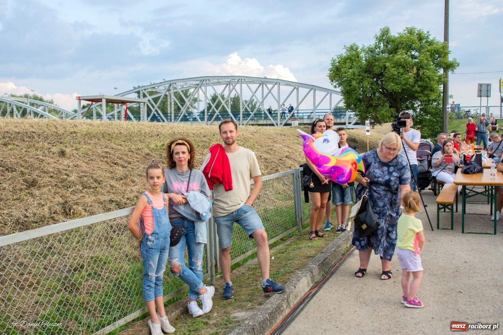 Zdjęcie w galerii na portalu naszraciborz.pl: Majka Jeżowska i laserowa rewia kolorów w Chałupkach wiadomości z regionu