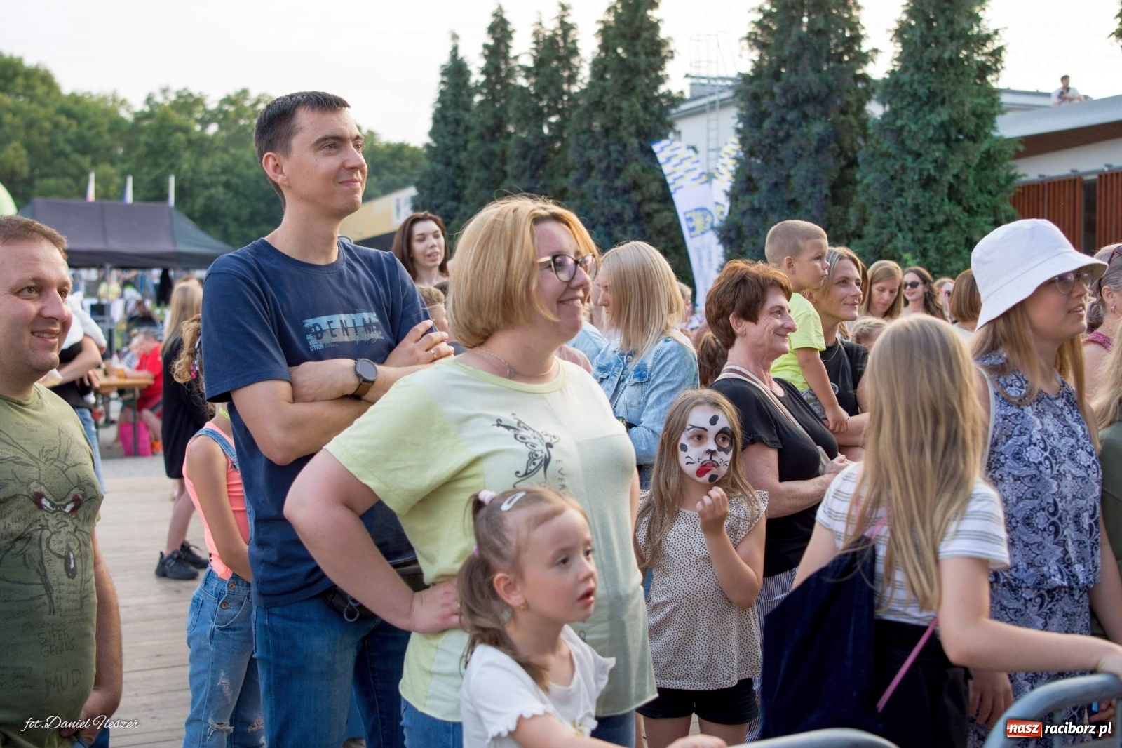 Zdjęcie w galerii na portalu naszraciborz.pl: Majka Jeżowska i laserowa rewia kolorów w Chałupkach wiadomości z regionu