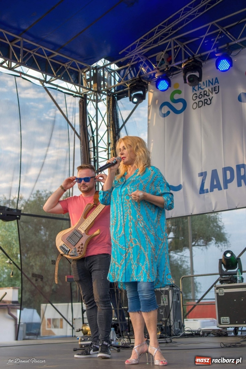 Zdjęcie w galerii na portalu naszraciborz.pl: Majka Jeżowska i laserowa rewia kolorów w Chałupkach wiadomości z regionu