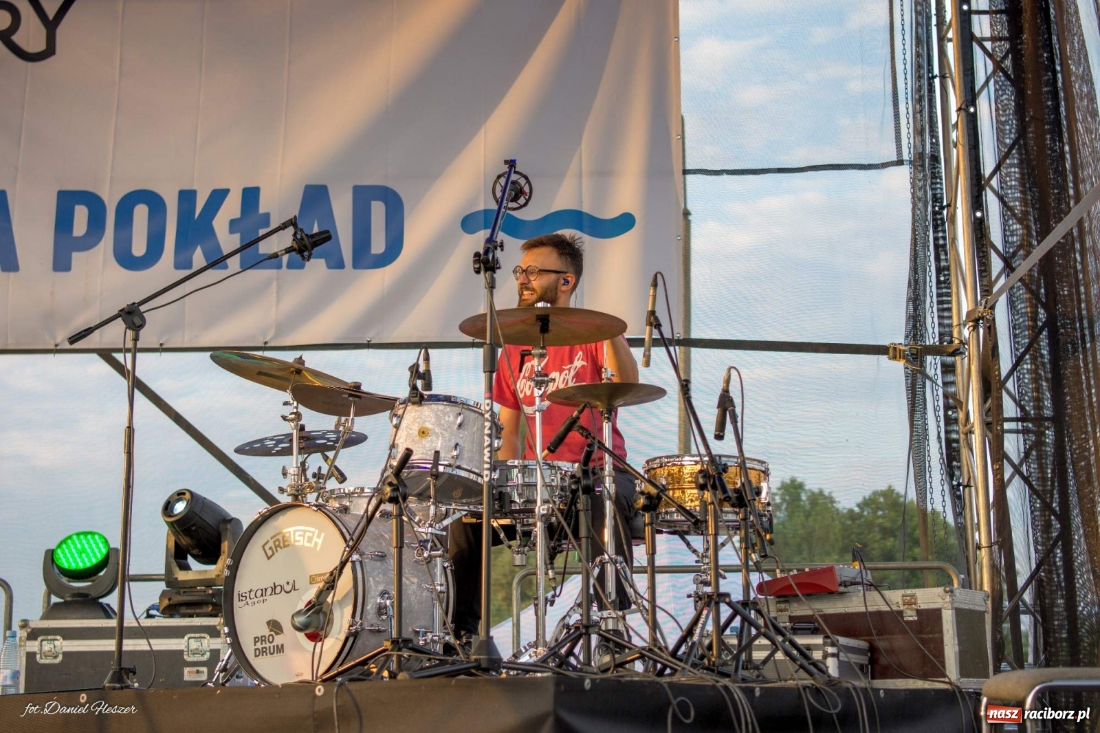 Zdjęcie w galerii na portalu naszraciborz.pl: Majka Jeżowska i laserowa rewia kolorów w Chałupkach wiadomości z regionu