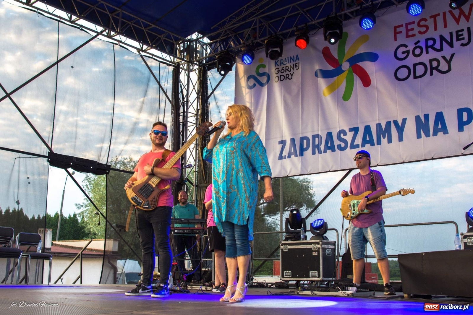 Zdjęcie w galerii na portalu naszraciborz.pl: Majka Jeżowska i laserowa rewia kolorów w Chałupkach wiadomości z regionu