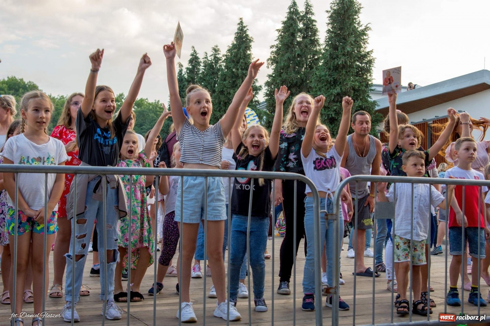 Zdjęcie w galerii na portalu naszraciborz.pl: Majka Jeżowska i laserowa rewia kolorów w Chałupkach wiadomości z regionu