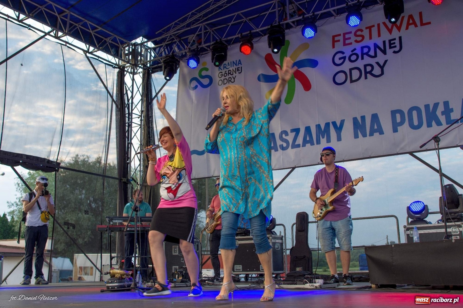 Zdjęcie w galerii na portalu naszraciborz.pl: Majka Jeżowska i laserowa rewia kolorów w Chałupkach wiadomości z regionu