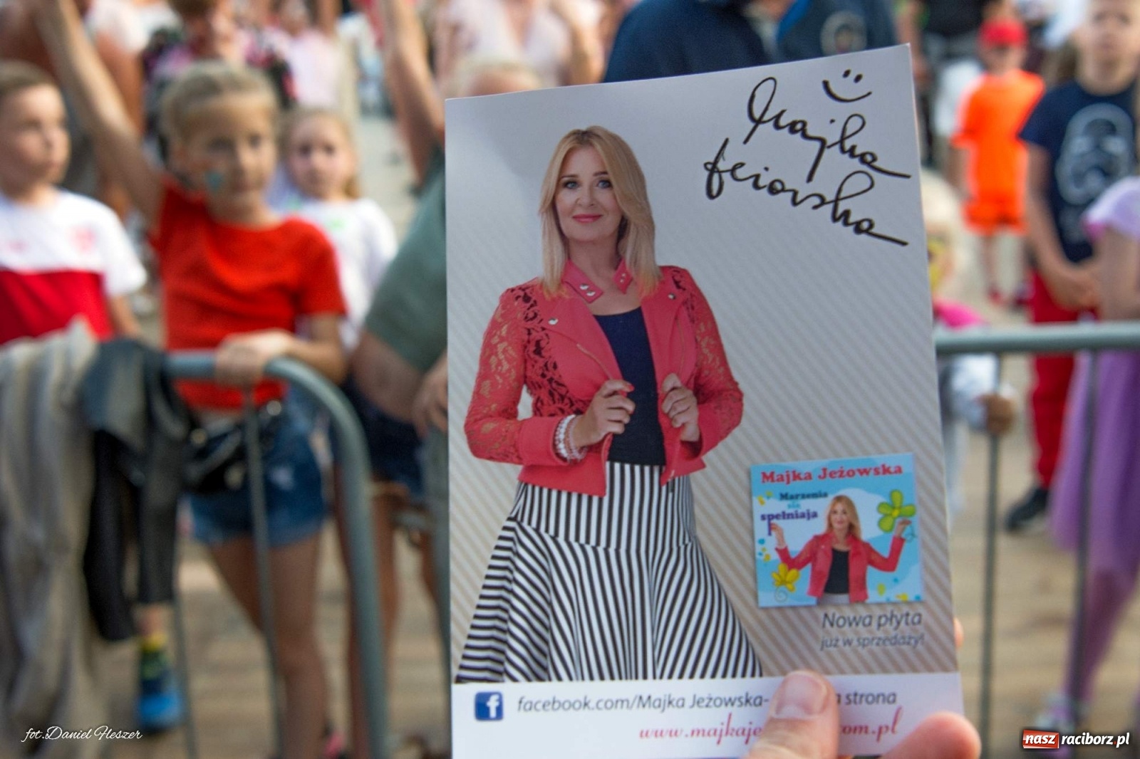 Zdjęcie w galerii na portalu naszraciborz.pl: Majka Jeżowska i laserowa rewia kolorów w Chałupkach wiadomości z regionu