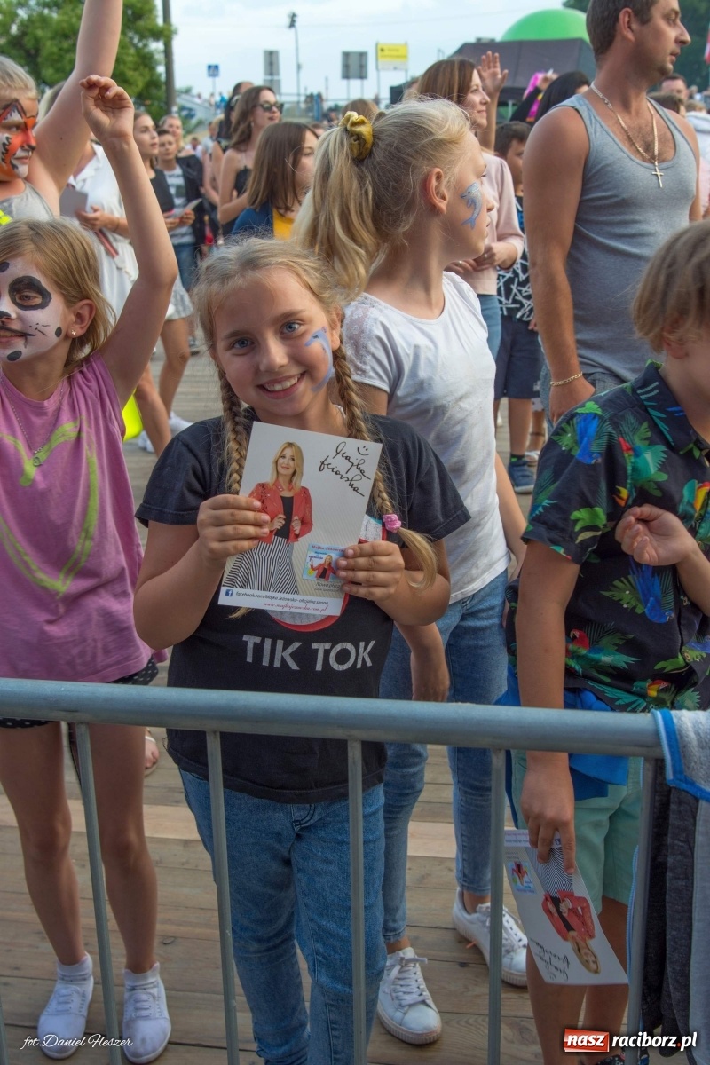 Zdjęcie w galerii na portalu naszraciborz.pl: Majka Jeżowska i laserowa rewia kolorów w Chałupkach wiadomości z regionu