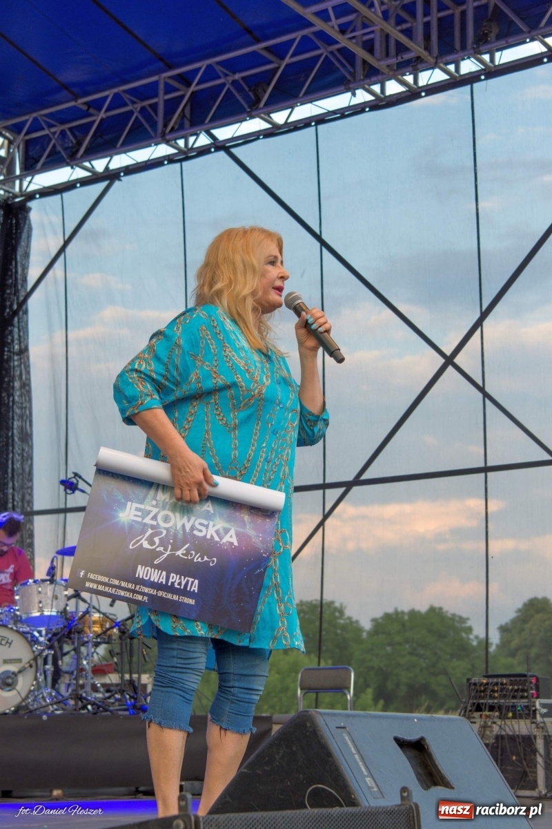 Zdjęcie w galerii na portalu naszraciborz.pl: Majka Jeżowska i laserowa rewia kolorów w Chałupkach wiadomości z regionu