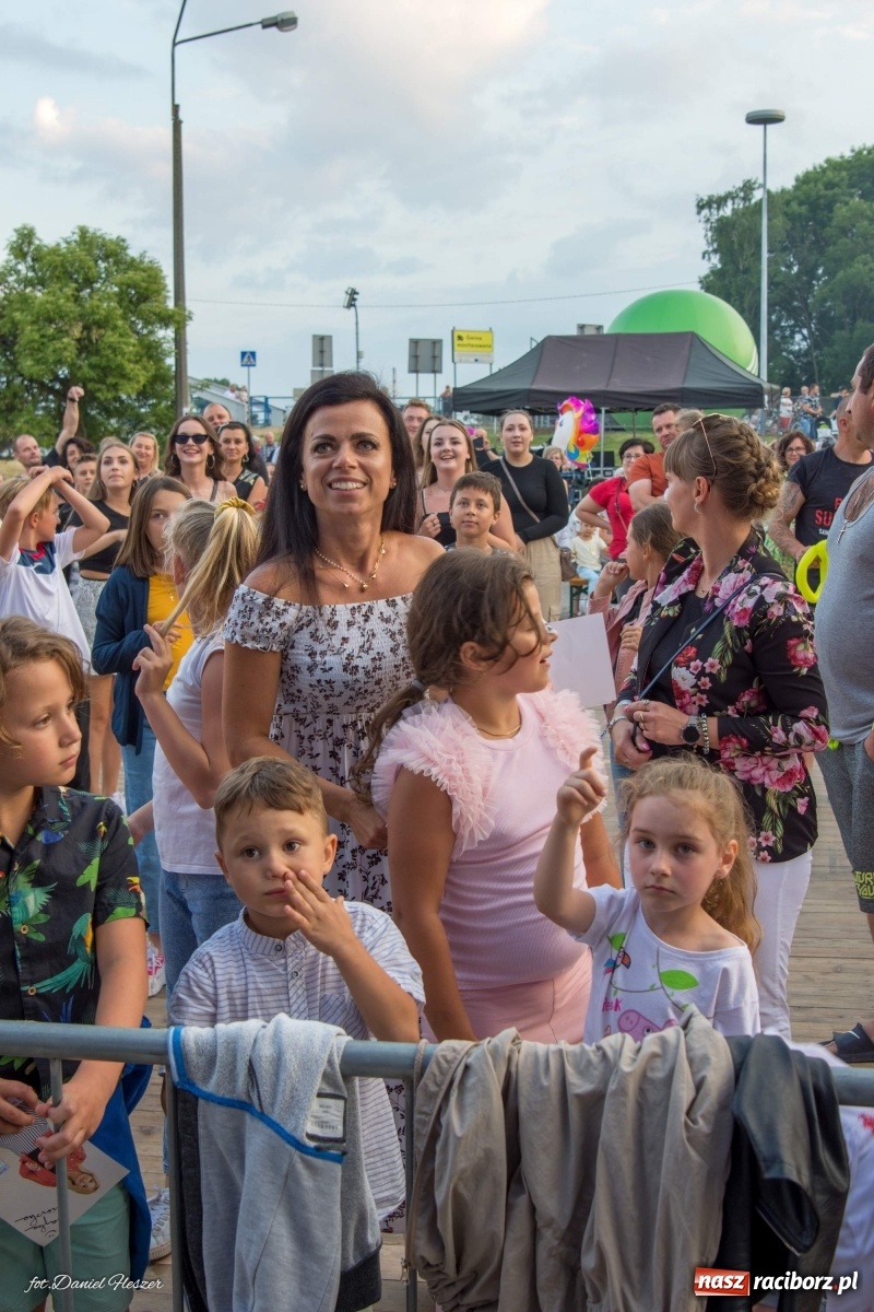 Zdjęcie w galerii na portalu naszraciborz.pl: Majka Jeżowska i laserowa rewia kolorów w Chałupkach wiadomości z regionu