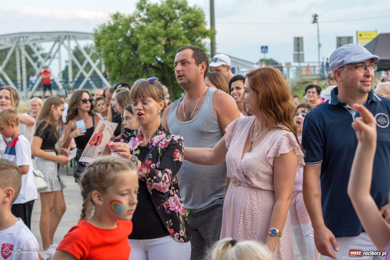 Zdjęcie w galerii na portalu naszraciborz.pl: Majka Jeżowska i laserowa rewia kolorów w Chałupkach wiadomości z regionu