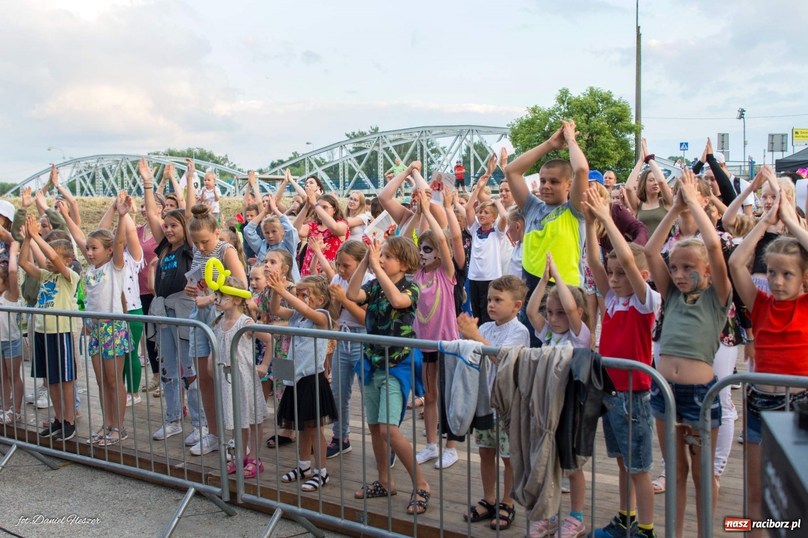 Zdjęcie w galerii na portalu naszraciborz.pl: Majka Jeżowska i laserowa rewia kolorów w Chałupkach wiadomości z regionu