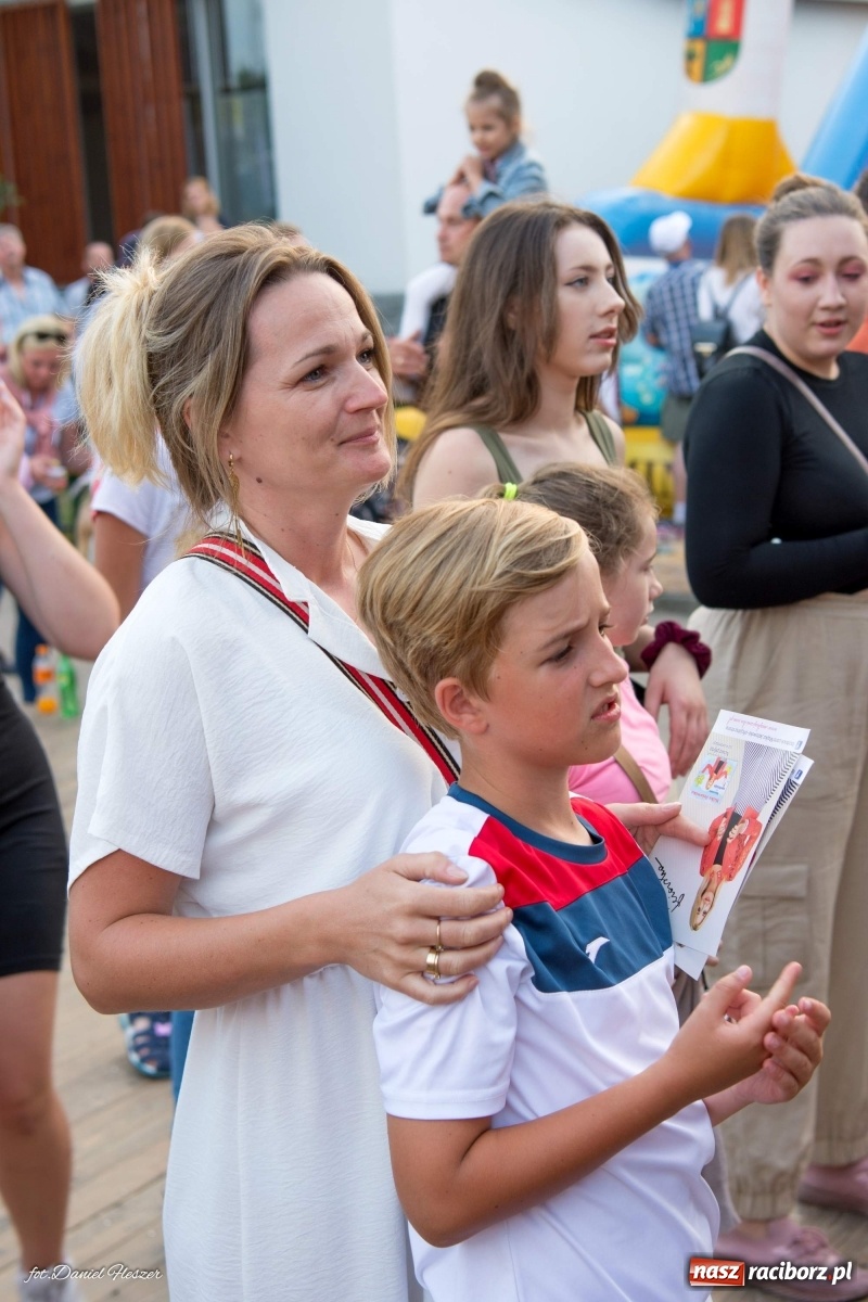 Zdjęcie w galerii na portalu naszraciborz.pl: Majka Jeżowska i laserowa rewia kolorów w Chałupkach wiadomości z regionu