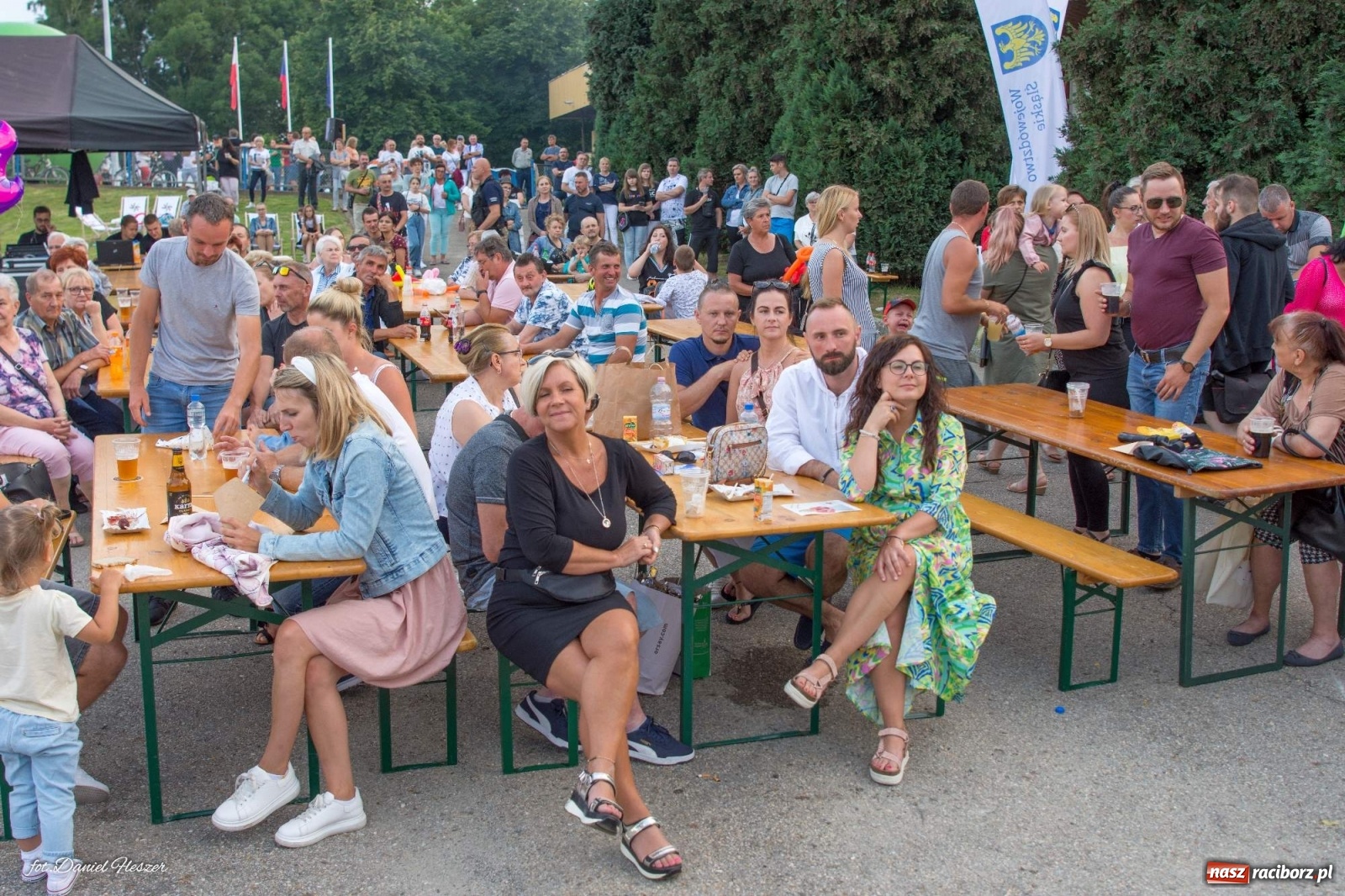 Zdjęcie w galerii na portalu naszraciborz.pl: Majka Jeżowska i laserowa rewia kolorów w Chałupkach wiadomości z regionu