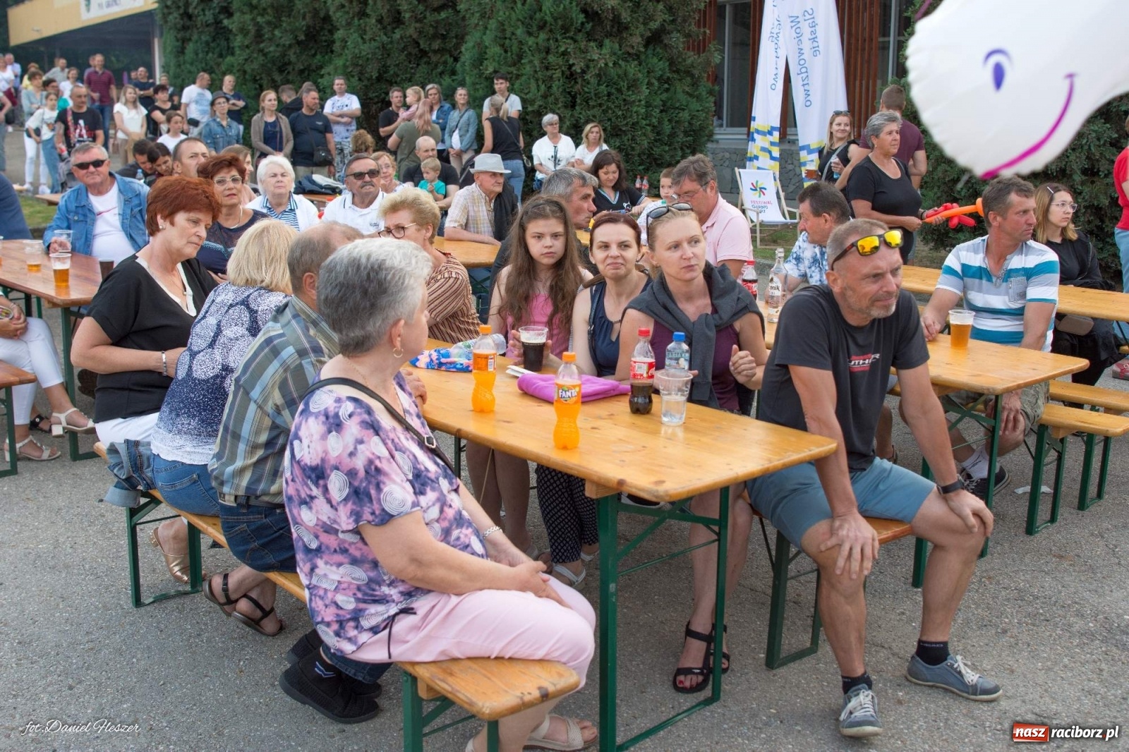 Zdjęcie w galerii na portalu naszraciborz.pl: Majka Jeżowska i laserowa rewia kolorów w Chałupkach wiadomości z regionu