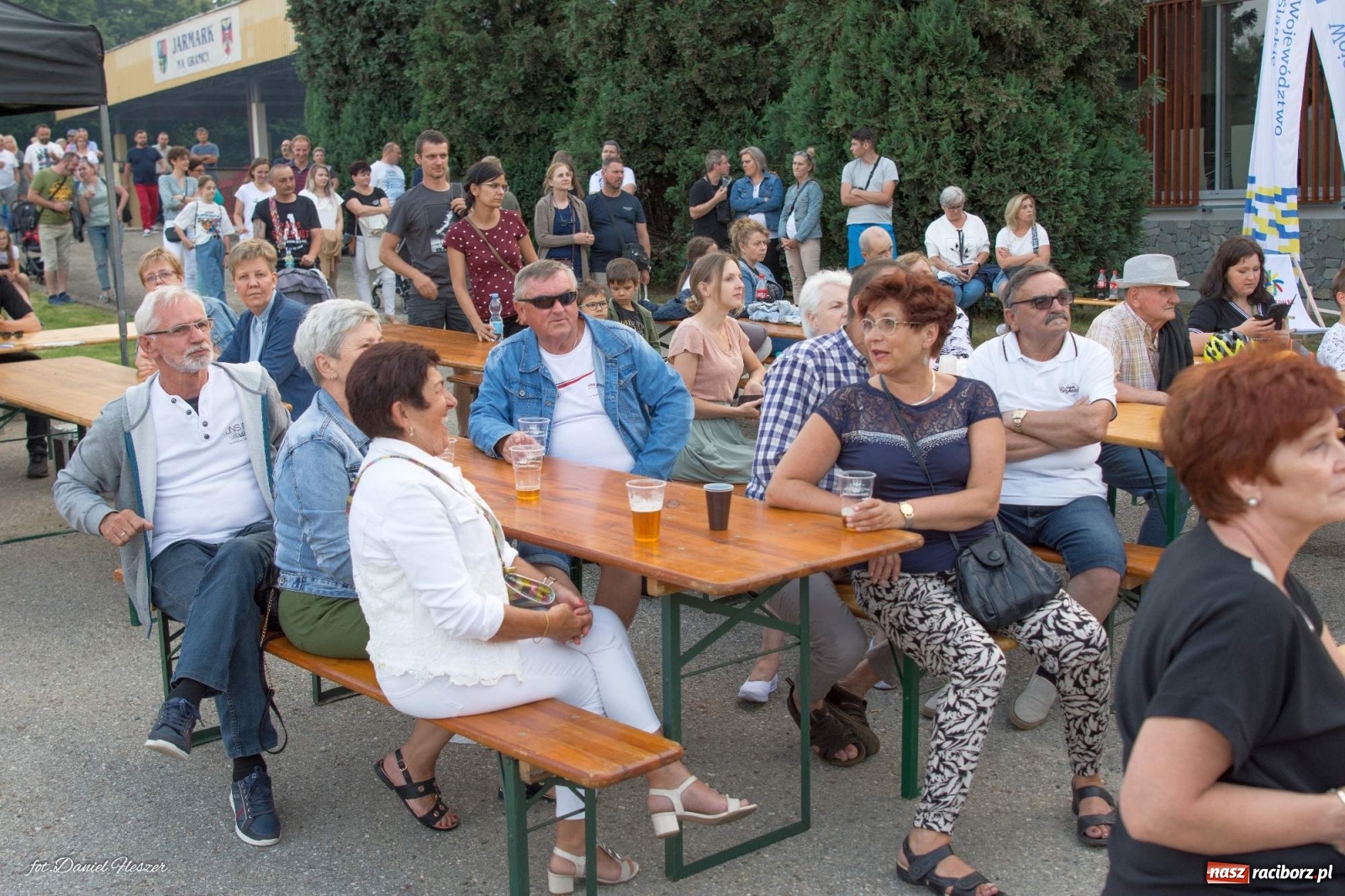 Zdjęcie w galerii na portalu naszraciborz.pl: Majka Jeżowska i laserowa rewia kolorów w Chałupkach wiadomości z regionu