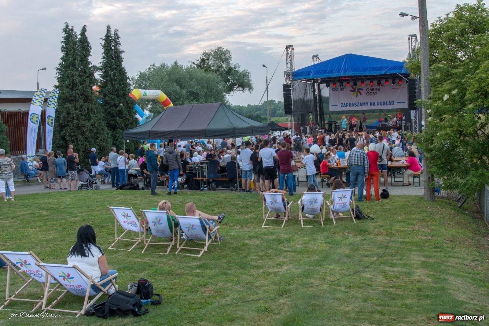 Zdjęcie w galerii na portalu naszraciborz.pl: Majka Jeżowska i laserowa rewia kolorów w Chałupkach wiadomości z regionu
