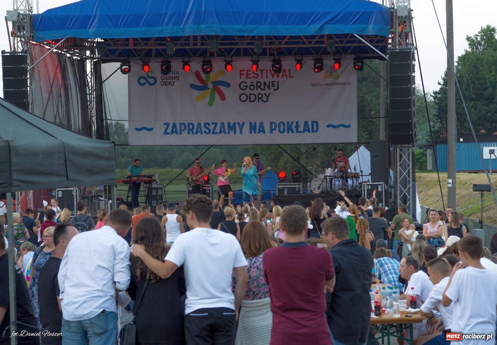 Zdjęcie w galerii na portalu naszraciborz.pl: Majka Jeżowska i laserowa rewia kolorów w Chałupkach wiadomości z regionu