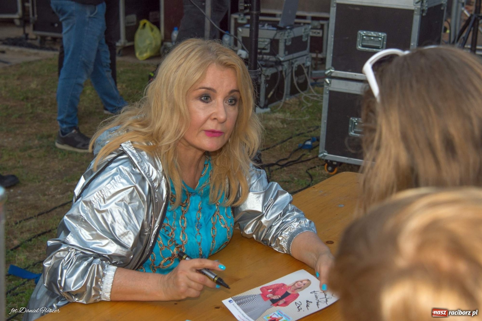 Zdjęcie w galerii na portalu naszraciborz.pl: Majka Jeżowska i laserowa rewia kolorów w Chałupkach wiadomości z regionu