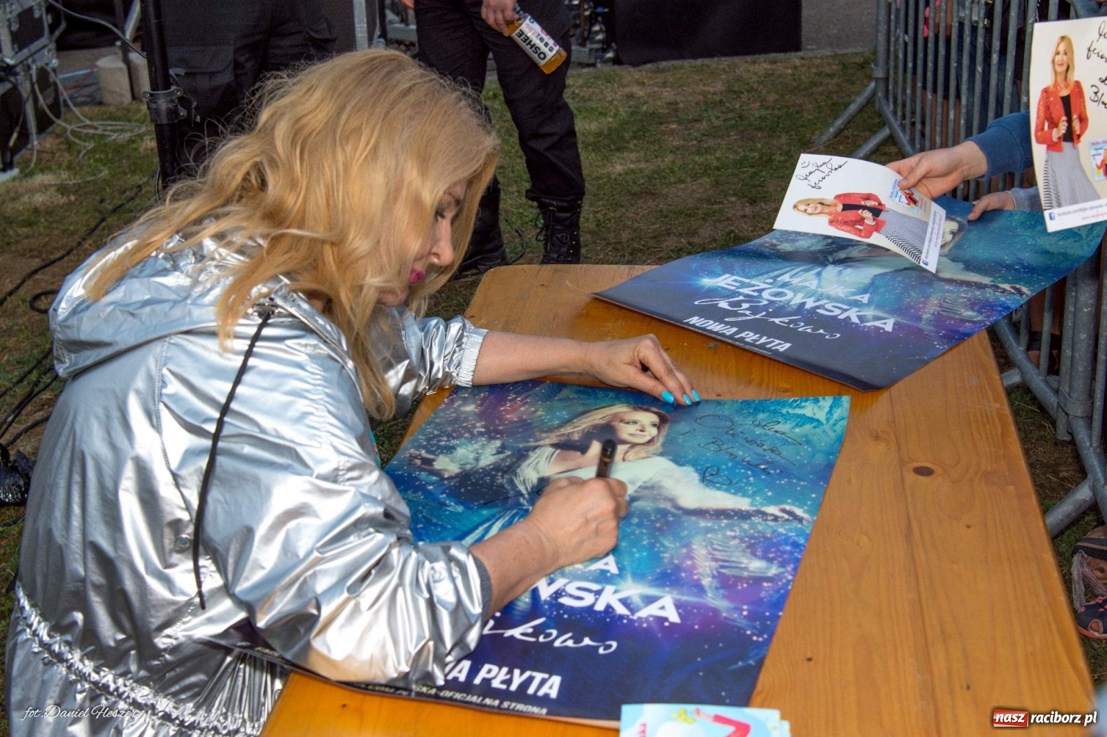 Zdjęcie w galerii na portalu naszraciborz.pl: Majka Jeżowska i laserowa rewia kolorów w Chałupkach wiadomości z regionu