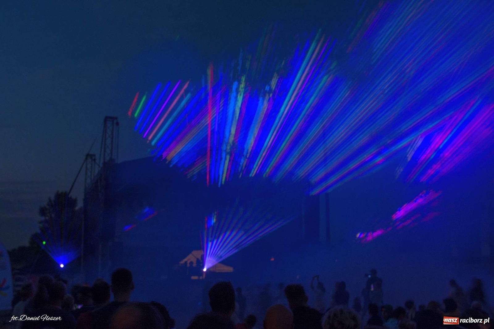 Zdjęcie w galerii na portalu naszraciborz.pl: Majka Jeżowska i laserowa rewia kolorów w Chałupkach wiadomości z regionu